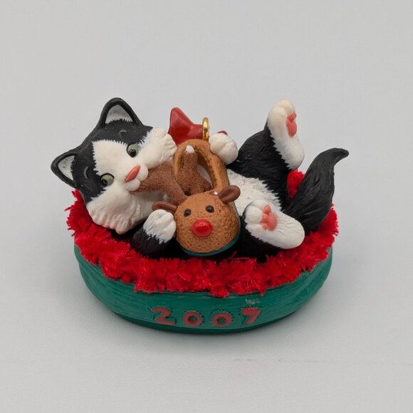Hallmark Keepsake Mischievous Kittens 2007 Christmas Ornament, 9th in the Series - Picture 3 of 12